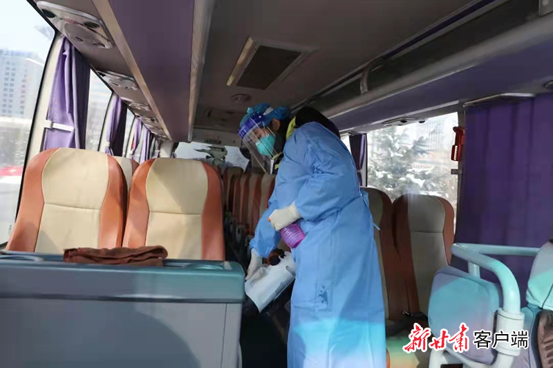 工作人员对专车进行消杀