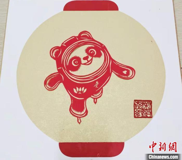 图为剪纸版“冰墩墩”。 徐雪 摄