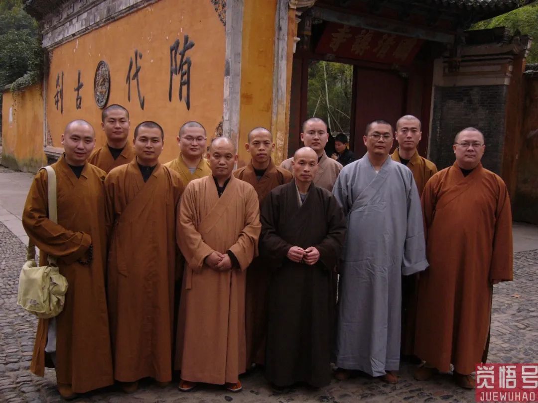 理净法师带领中国佛学院研究生于天台山国清寺参学合影留念(左三)