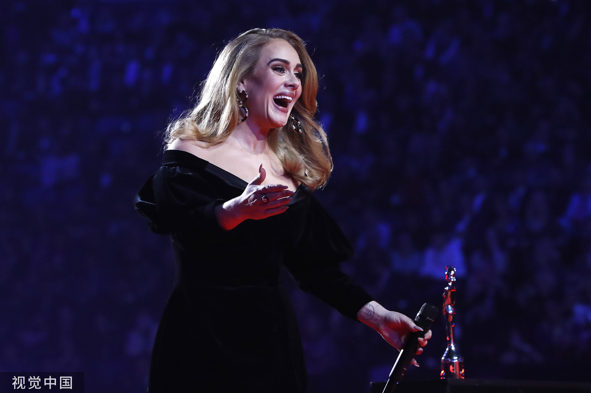 adele获全英音乐奖三项大奖 颁奖现场激情献唱_凤凰网娱乐_凤凰网