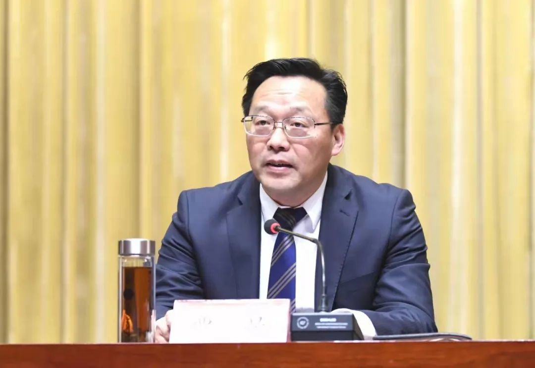 贾晟指出,今天的会议,既是过去一年的总结表彰会,也
