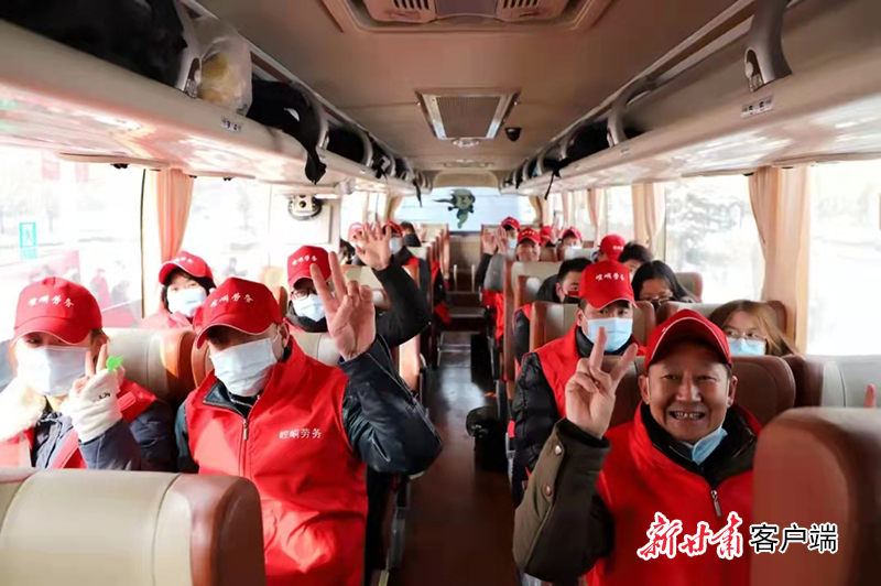 外出务工人员踏上务工致富之路（本文图片均由平凉市人社局提供）