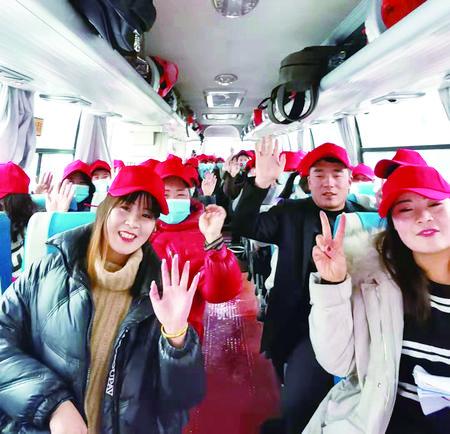 图二：西和首批329名务工人员乘上劳务输出专车