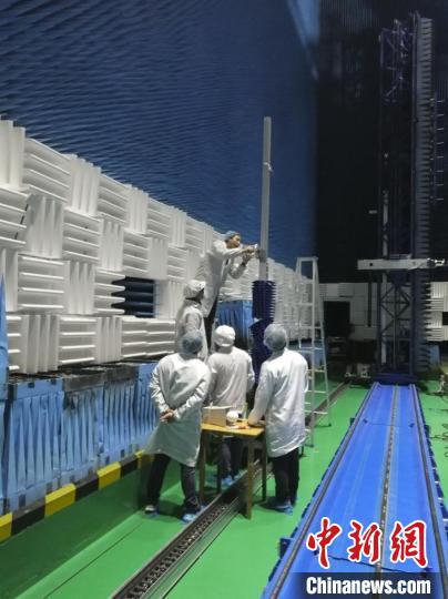 中科院空天院载荷研制团队测试人员在安装双星相位同步测试天线。 中科院空天院 供图