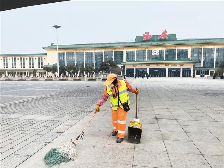 李玉珍在西安火车站南广场做保洁