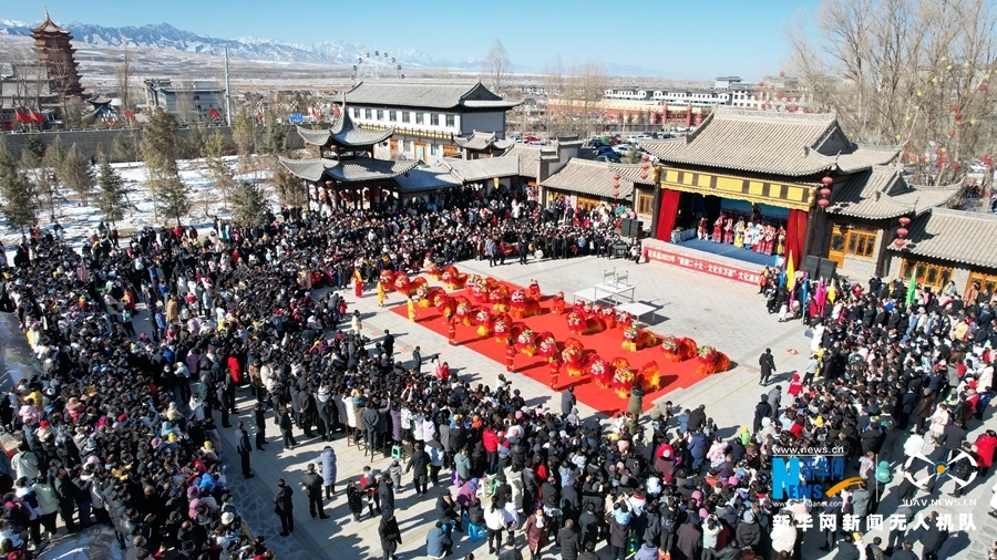 2月9日，甘肃省张掖市民乐县城北民俗文化村内，炫彩夺目的醒狮拜年恭贺新春。新华网发（王国泰 摄）