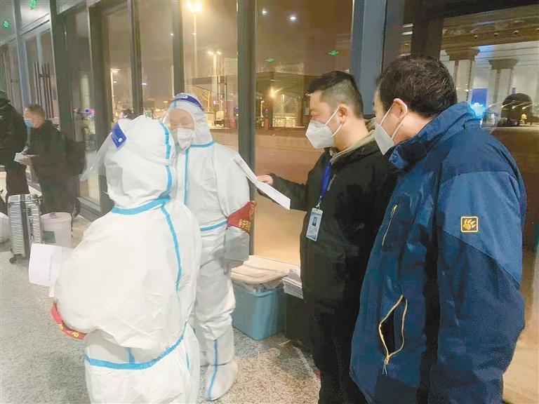 李毅（右二）帮旅客解决问题 受访者供图