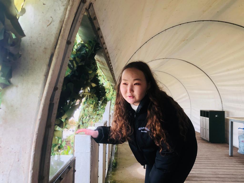 南昌五星白鹤保护小区内,尤莉娅近距离观看白鹤。 新华社记者 程迪 摄