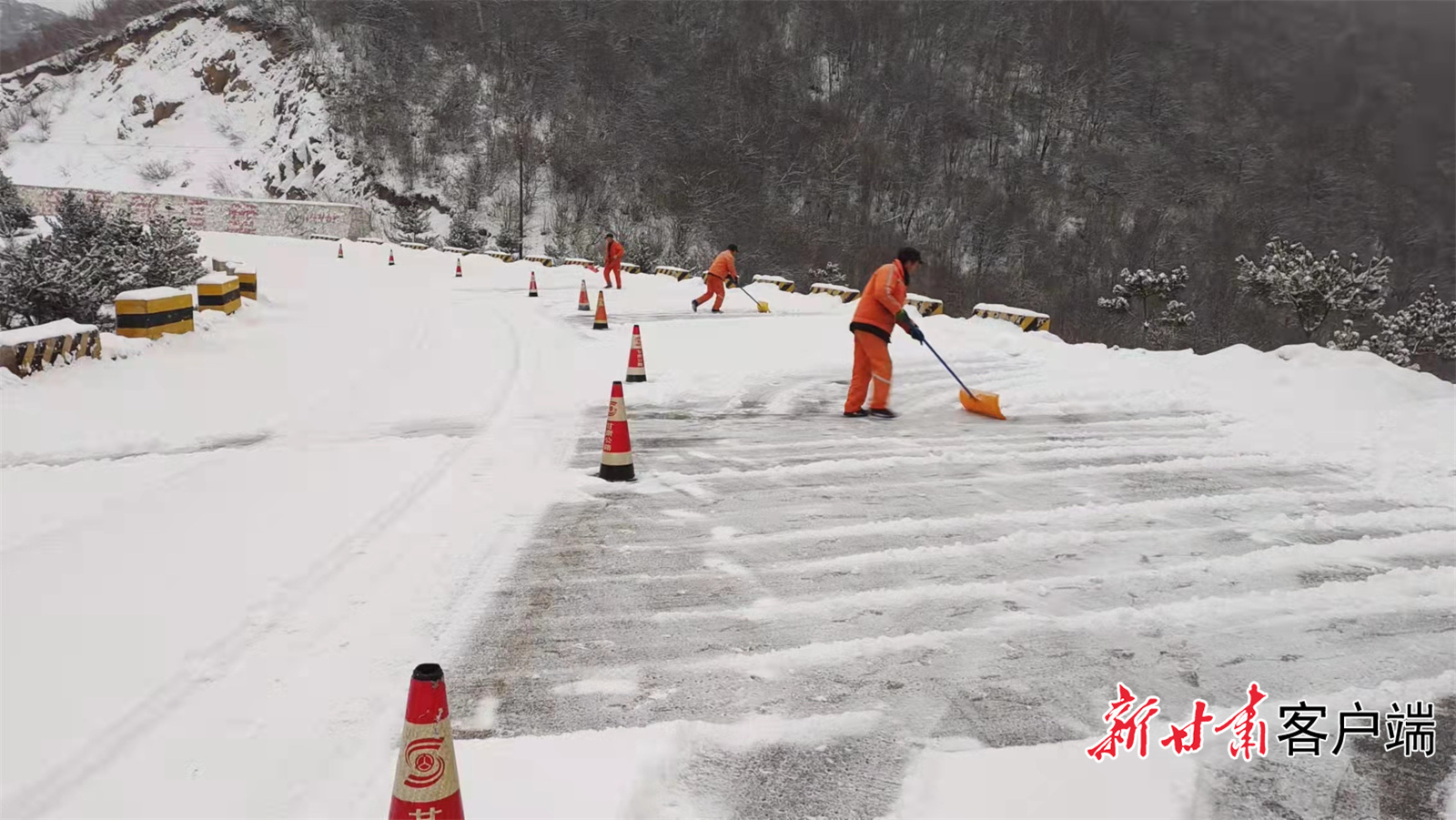 天水公路养护职工清理S208线界牌山隧道附近弯道处积雪