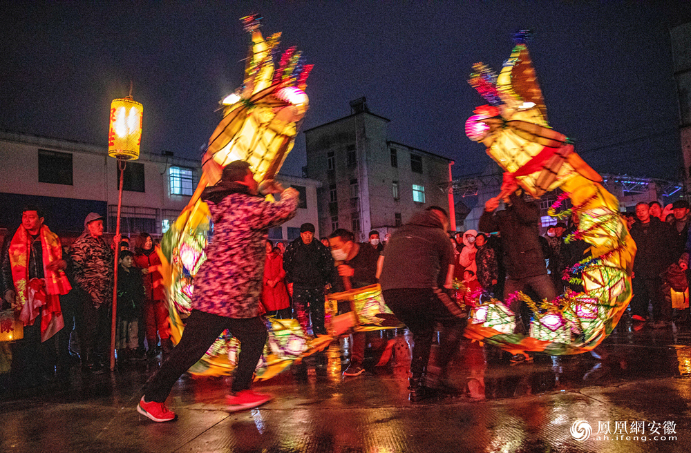 安徽庐江:水乡虾子灯 劲舞迎新春__凤凰网
