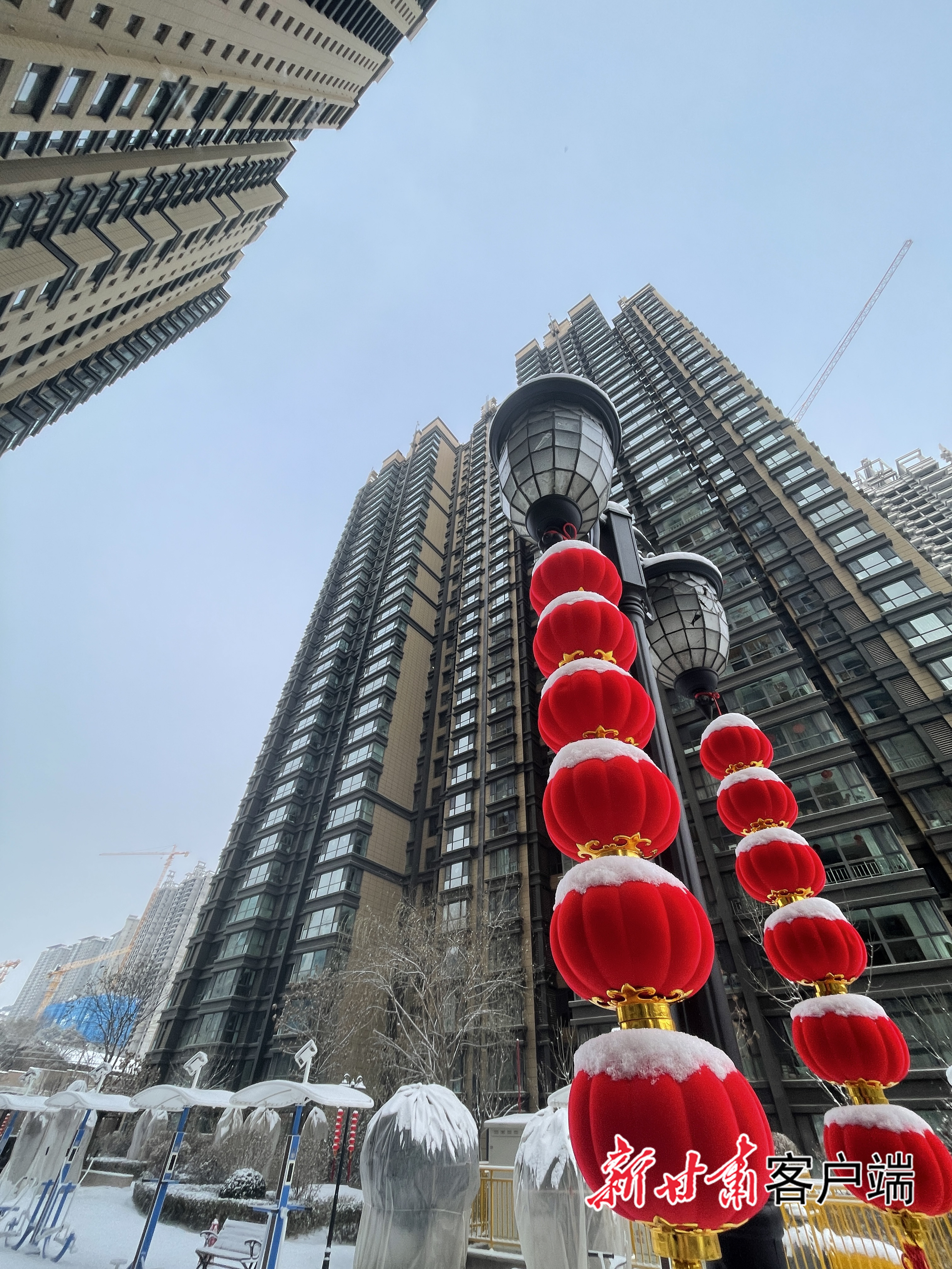 兰州一小区内雪景