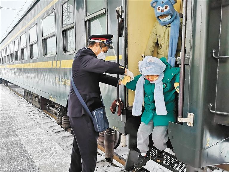 工作人员帮助小朋友下车 西安铁路局供图