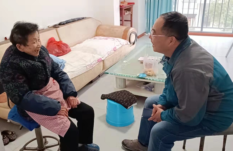 驻村工作队走访异地搬迁农户（孤寡老人）