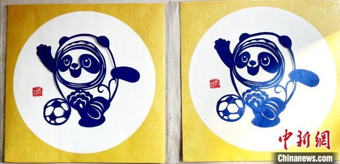 来自甘肃省庆阳市的剪纸传承人马路,凭借巧手剪出了冬奥会吉祥物“冰墩墩”。 徐雪 摄