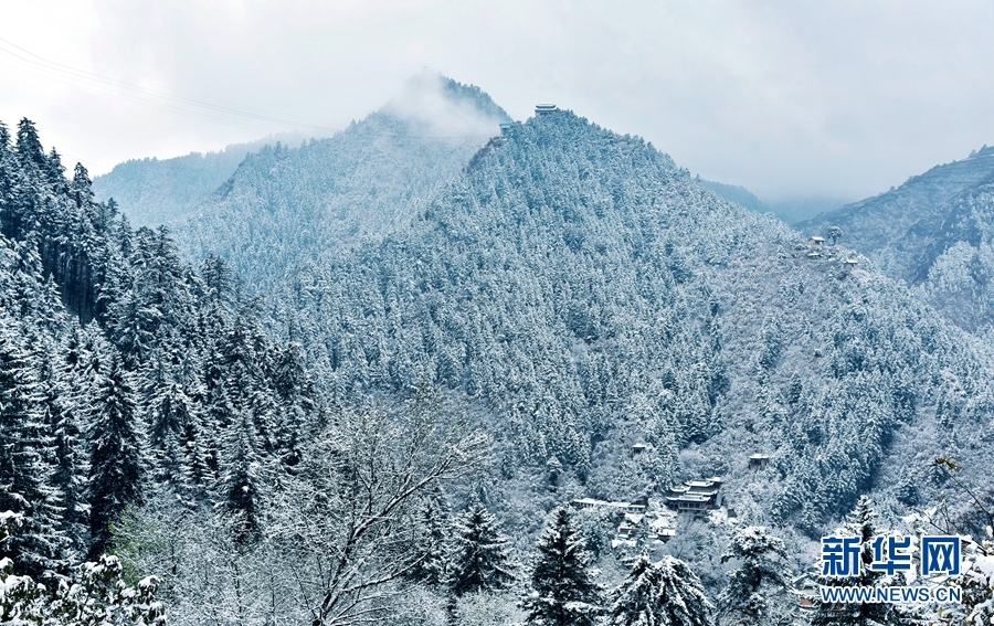 这是春雪后的兴隆山 新华网发 （陈旭东 摄）