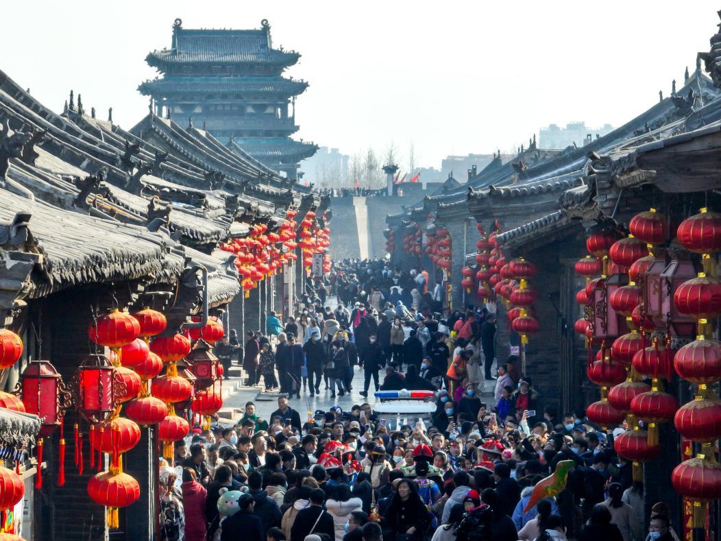 图为2022“平遥中国年”期间的古城街头