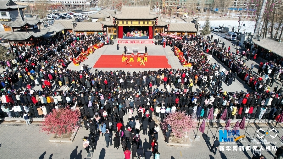 2月9日，甘肃省张掖市民乐县城北民俗文化村内，群众正在观赏舞狮表演。新华网发（王国泰 摄）