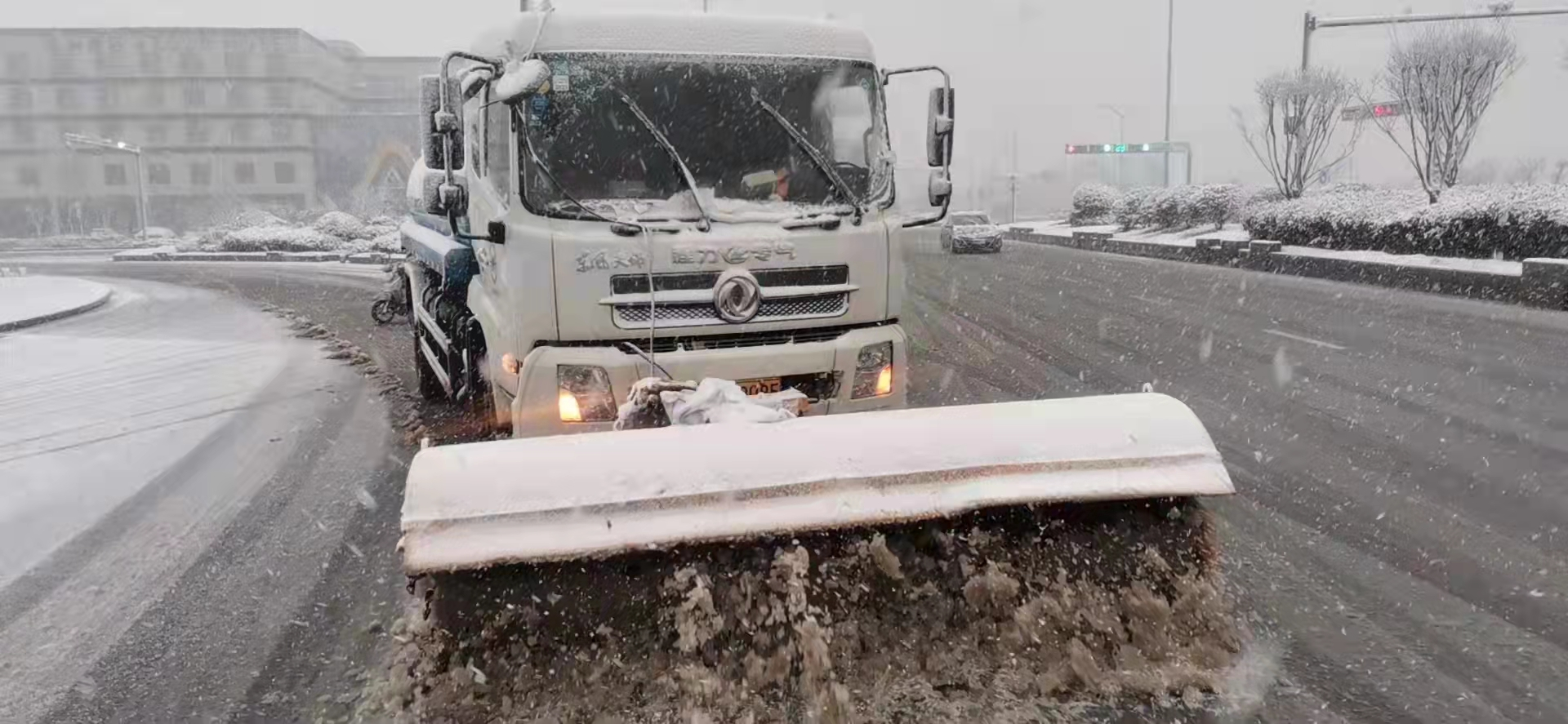 南京江宁：以雪为令 城管全力清扫保畅通