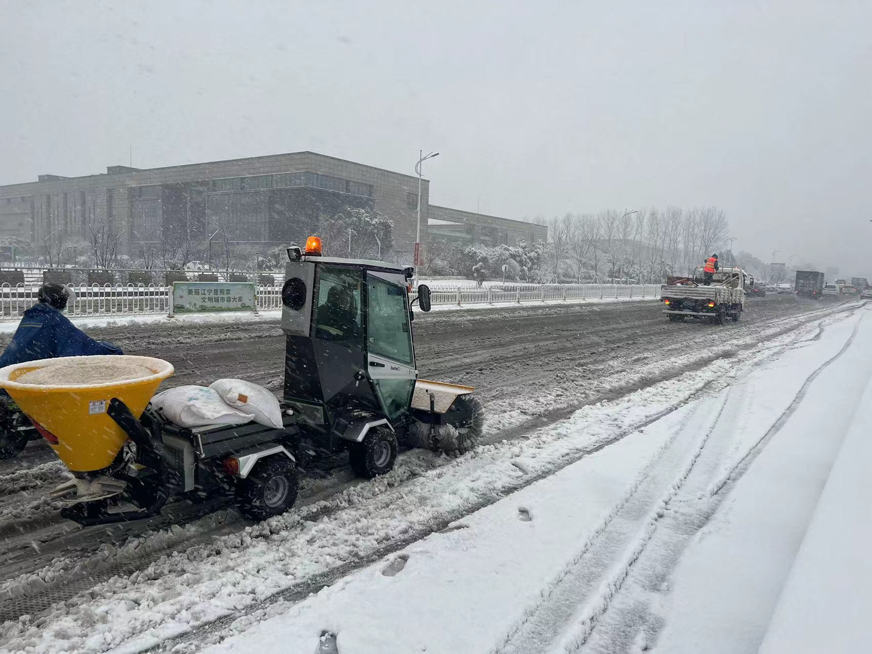 南京江宁：以雪为令 城管全力清扫保畅通