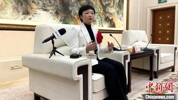 山东五征集团总经理姜文娟接受记者采访. 孙婷婷 摄