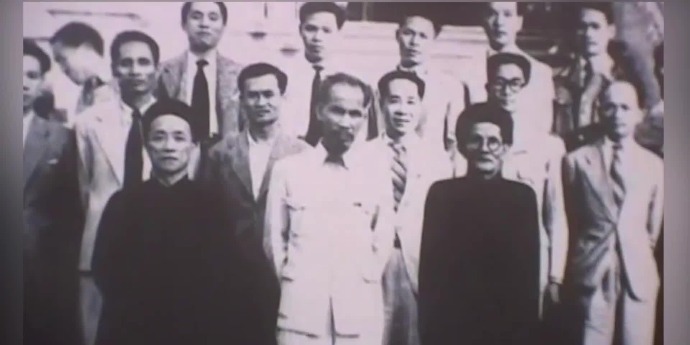 胡志明在河内发表了著名的《独立宣言》，正式宣告越南民主共和国的诞生