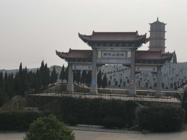 东西湖柏泉睡虎山陵园。