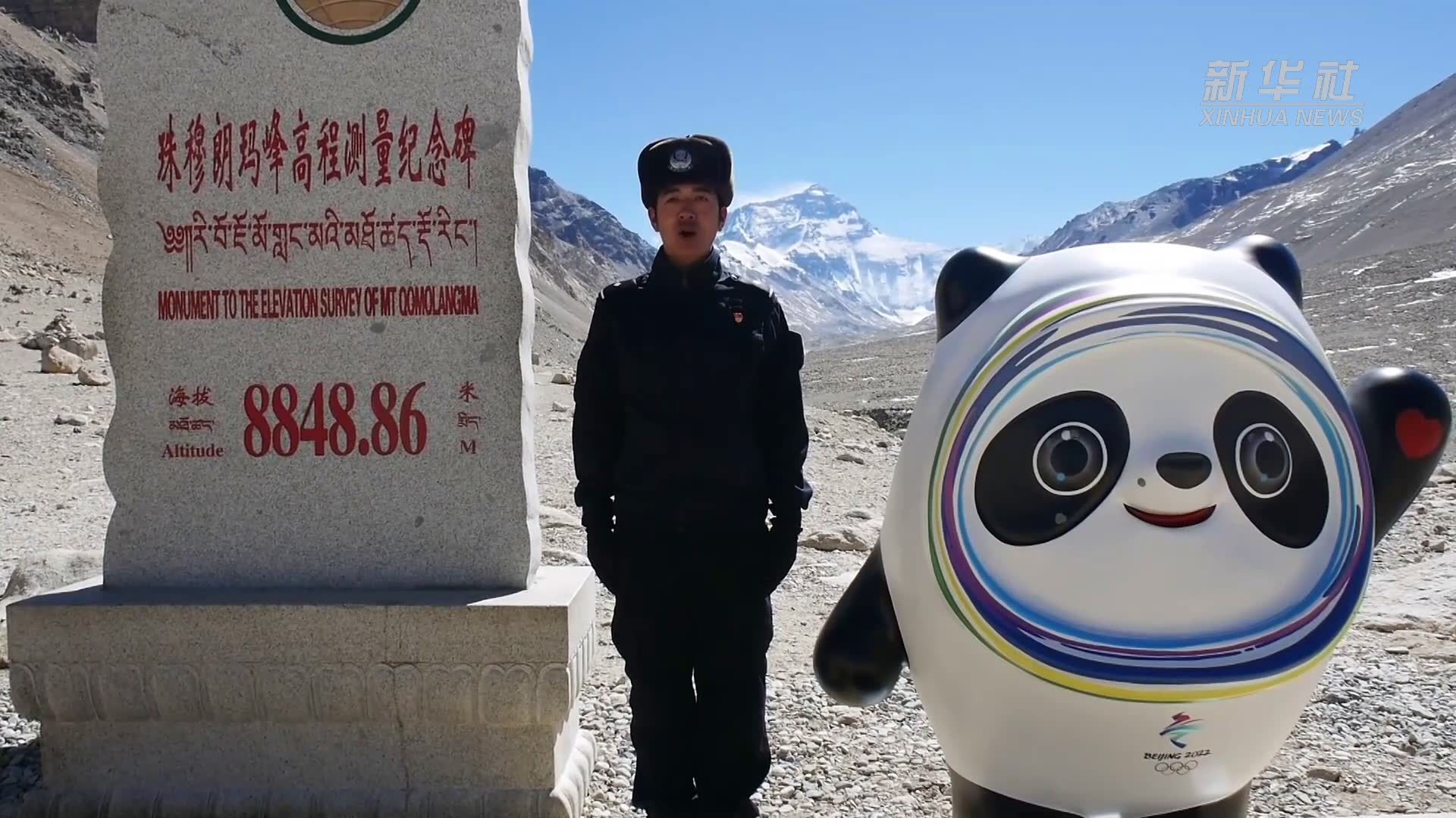 冰墩墩与雪山好配！看冰墩墩在珠峰“站岗”