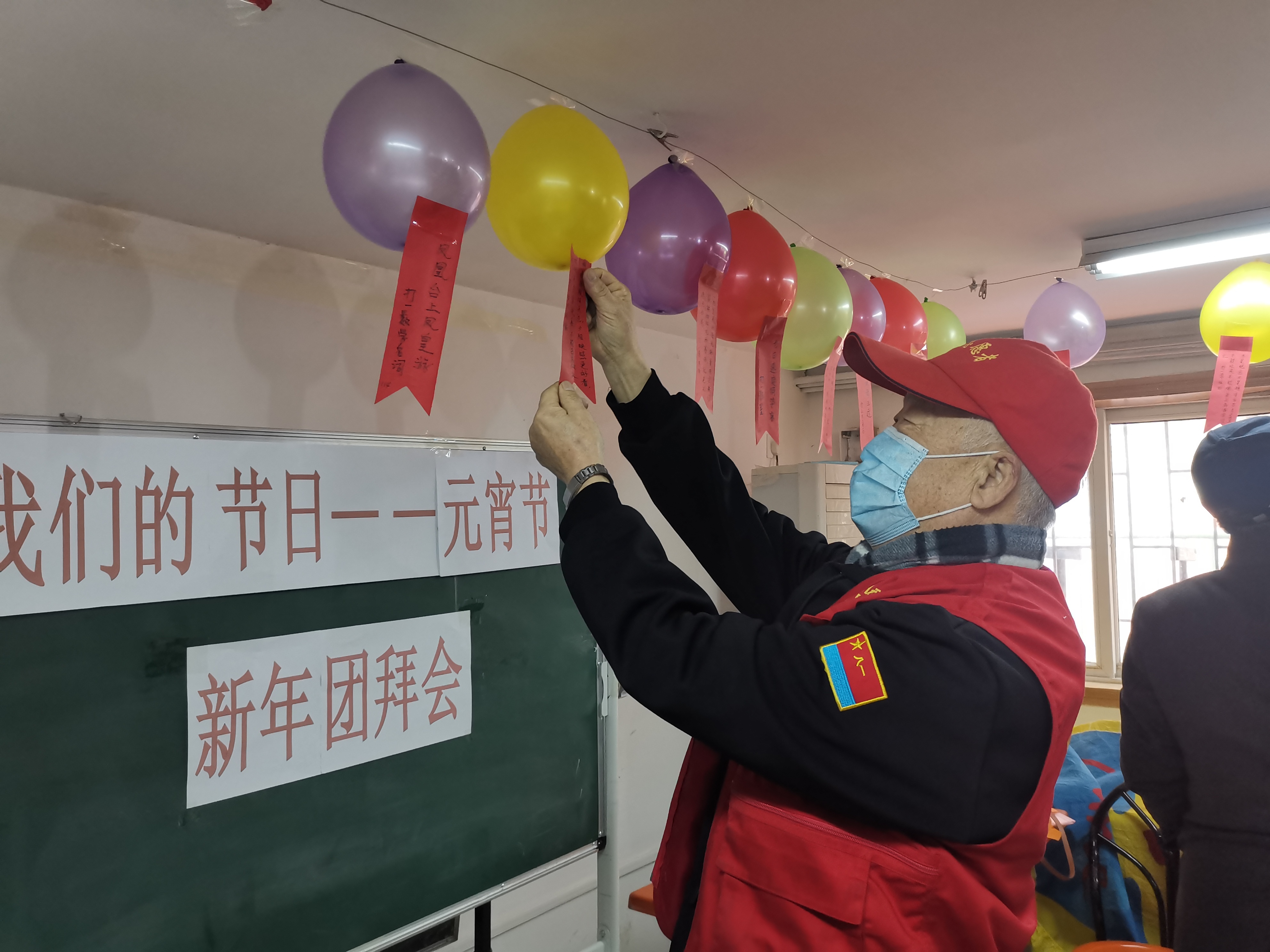登州路街道青啤社区闹元宵猜灯谜活动