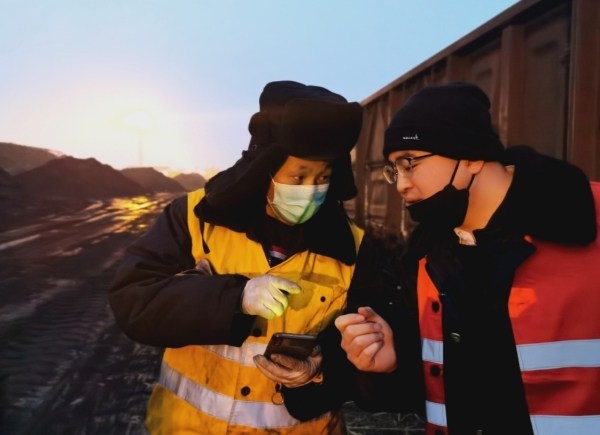 图为吉林货运中心工作人员现场调度煤炭装卸作业。 姚旺摄
