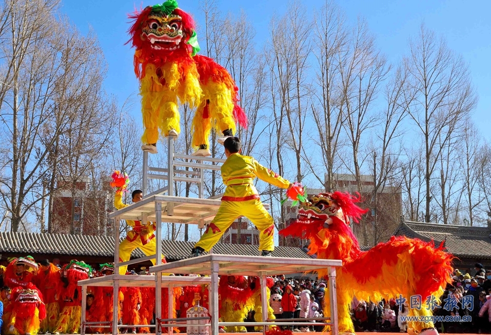 市民乐县城北民俗文化村内民乐县民联镇舞狮队正在为群众表演高台舞狮