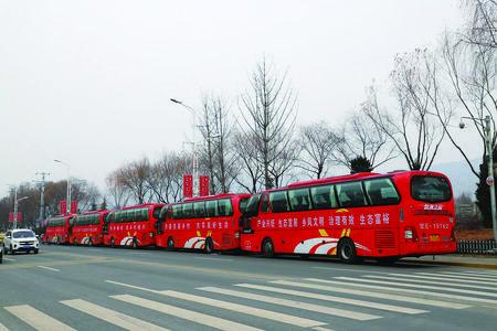图四：清水县采取包大巴的方式集中输出务工人员