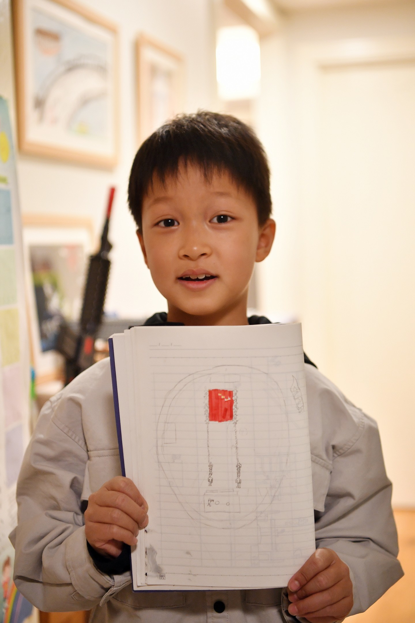 2022年2月6日，朱德恩展示自己画的鸟巢开幕式现场。图/新京报摄影记者 王贵彬