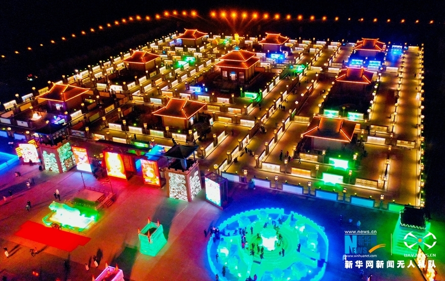 空中俯瞰“九曲黄河灯阵” 新华网发 （王将 摄）