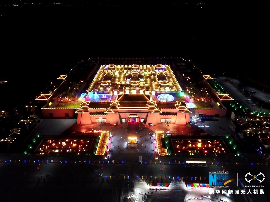 前来观赏灯阵的游客络绎不绝 新华网发 （成学磊 摄）