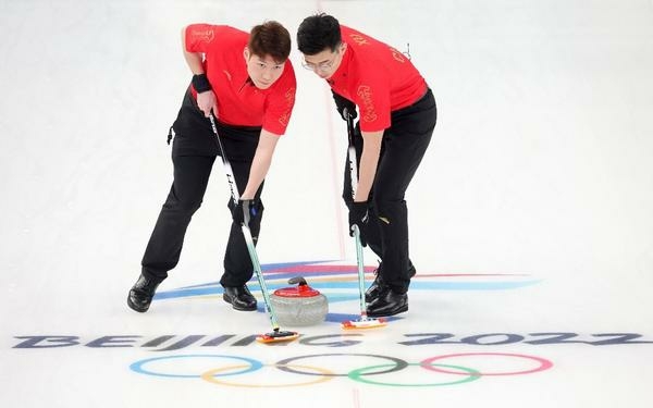 冬奥男子冰壶：中国男队遭逆转苦吞两连败