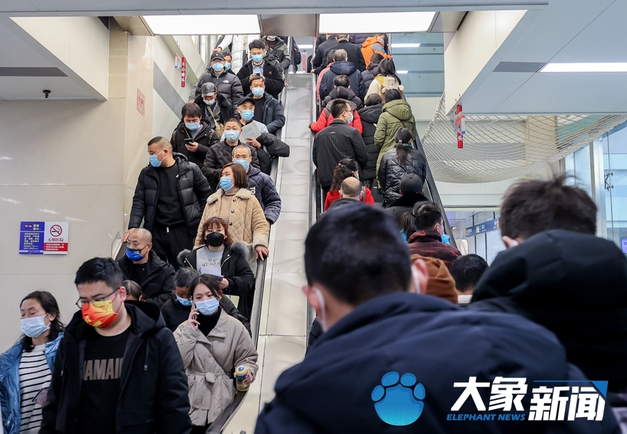 场面堪比春运郑大一附院迎春节后就诊高峰