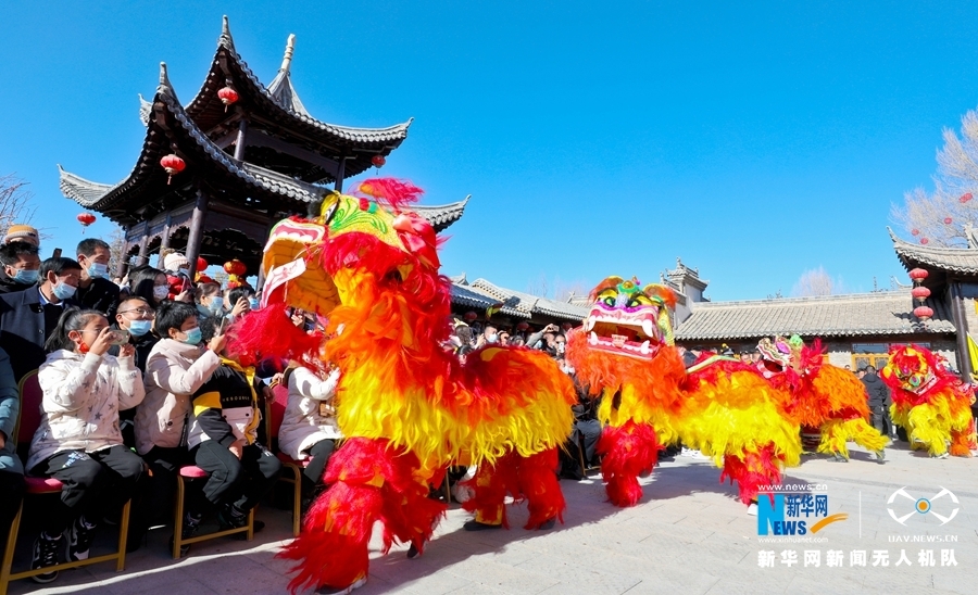 2月9日，甘肃省张掖市民乐县城北民俗文化村内，炫彩夺目的醒狮拜年恭贺新春。新华网发（王将 摄）