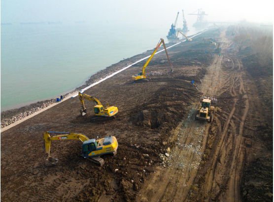 长江干流江西段崩岸应急治理工程梁公堤施工段建设现场（工程建设项目部 供图）