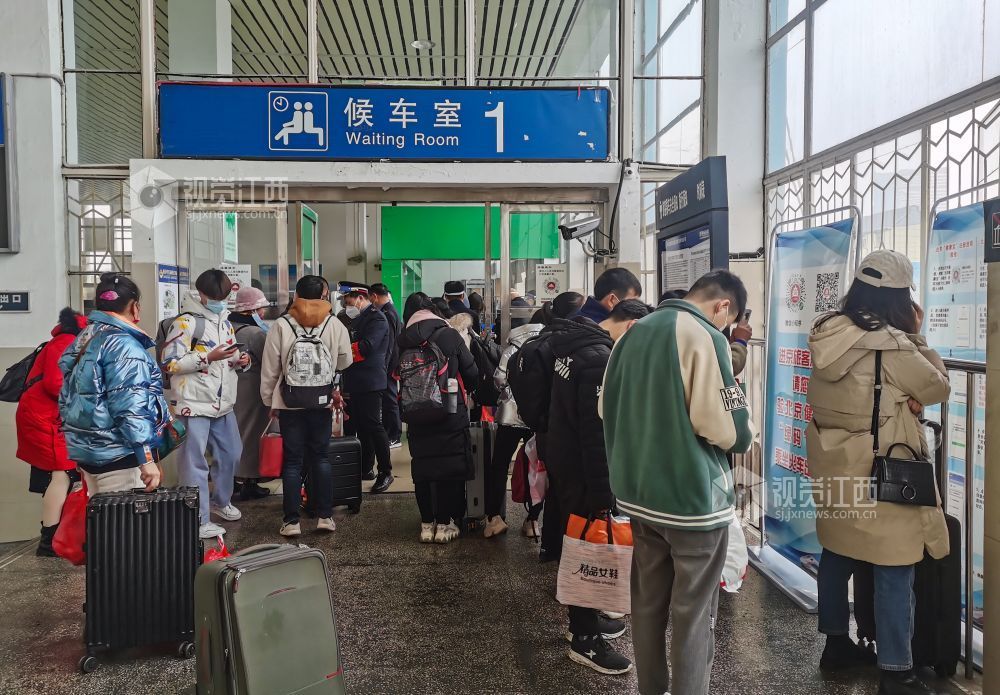 2022年2月6日,萍乡火车站进京旅客在第一候车室"专区候车".
