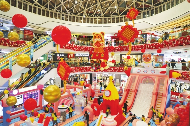 2月6日晚，解放路某商场内，由气球制作的“萌虎”吸引顾客驻足拍照，“虎味儿”扑面而来。太原日报 张昊宇 摄