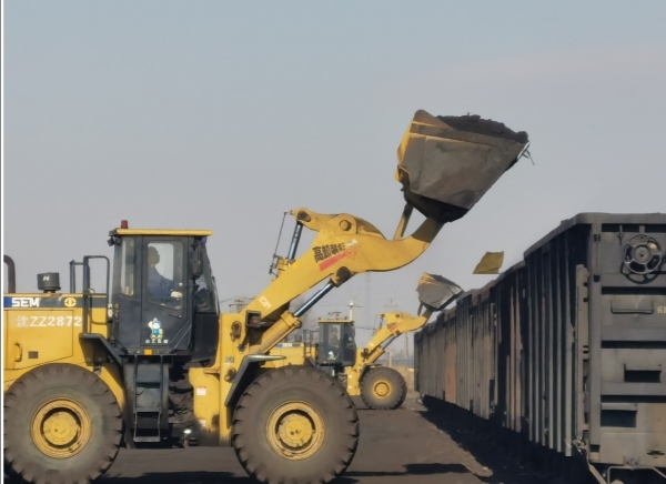 图为紧张忙碌的电煤装车现场。姚旺摄