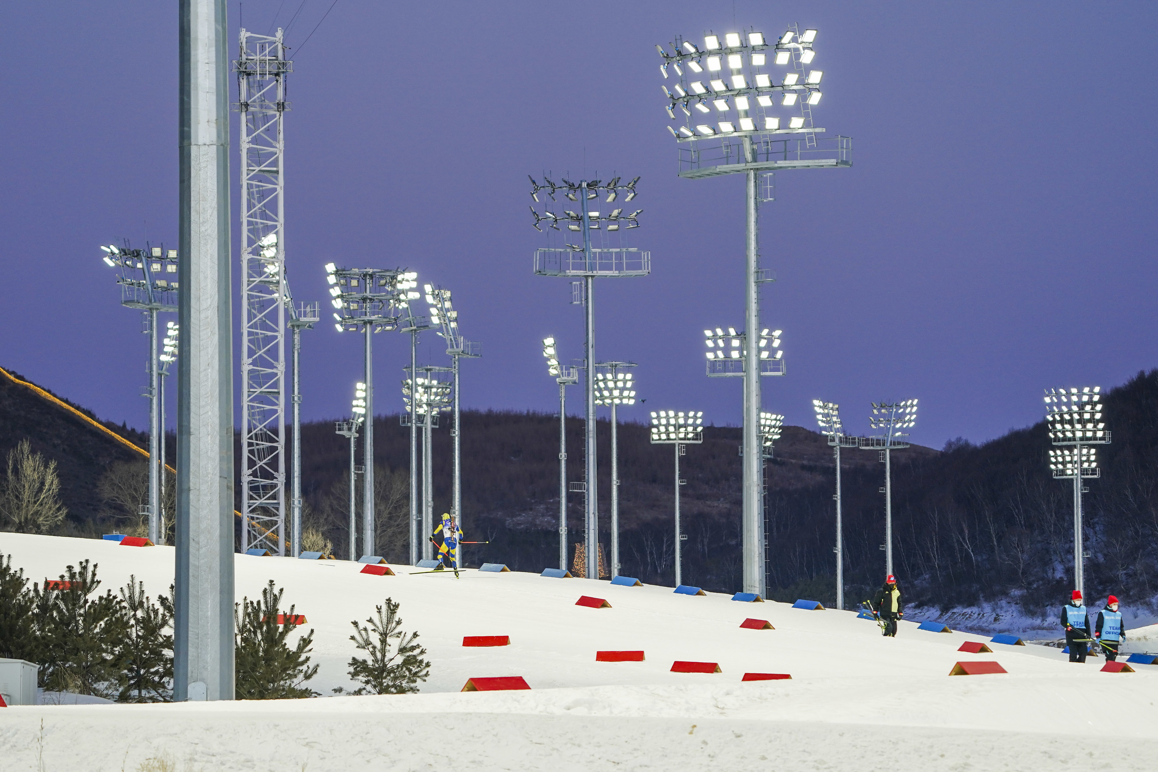 来自冀北电力的数据显示，2月5日当天，张家口地区风电、光伏新能源最大出力 977.2 万千瓦， 发电量17001.9万千瓦时。