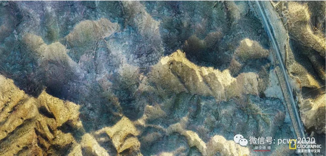 甘肃平川区宝积镇红山长达两公里的三道平行破裂。1983年顾功叙《中国地震目录（公元前1831—公元1969年）》和1999年中国地震局震害防御司的《中国近代地震目录（Ms≥4.7）》，都把这里的经纬度定为1920年8.5级大地震仪器震中，精确度（误差）为9，中国地震台网采用了这些数据。一百年前的今天，甘宁大地失声痛哭。 任继荣 王生辉 国家地理中文网 2020.12.16