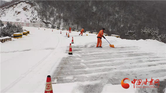 天水公路养护职工清理S208线界牌山隧道附近弯道处积雪