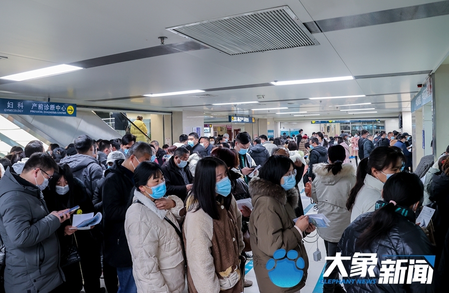 场面堪比春运郑大一附院迎春节后就诊高峰