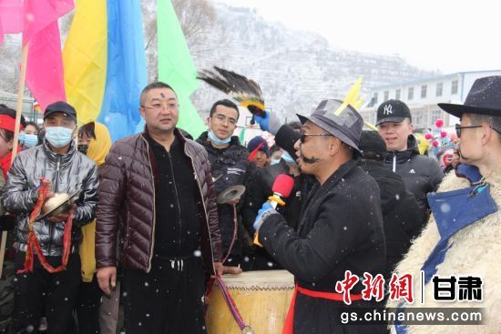 图为议程喊春现场。