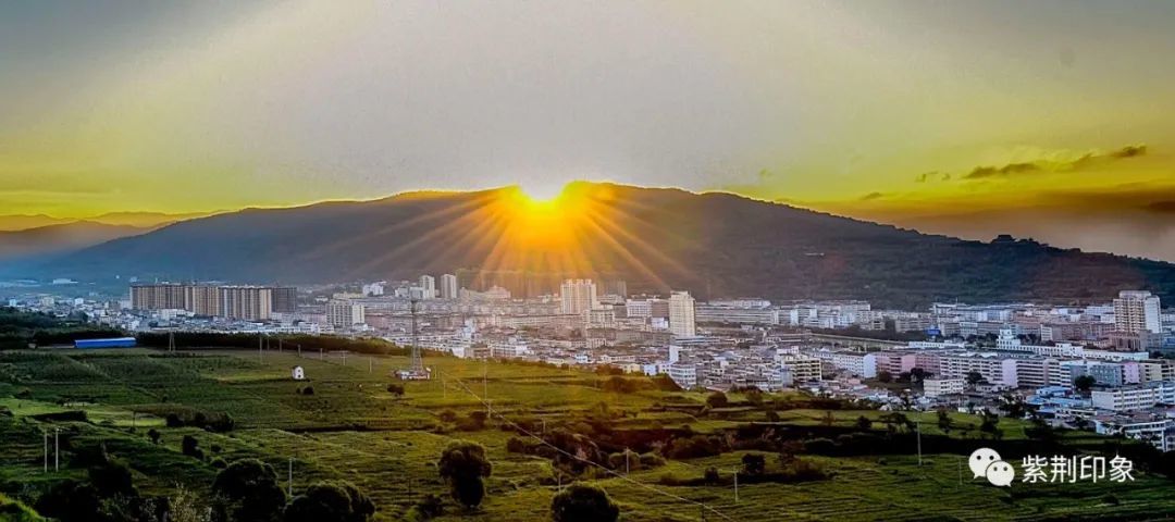 暖阳下的水洛城 王春辉 摄