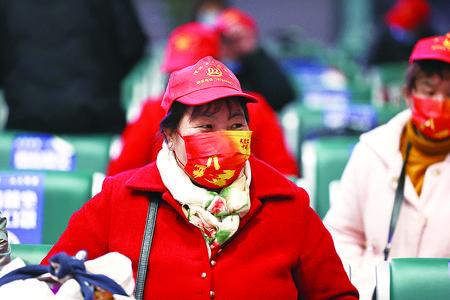 图一：务工人员准备搭乘G1904次列车