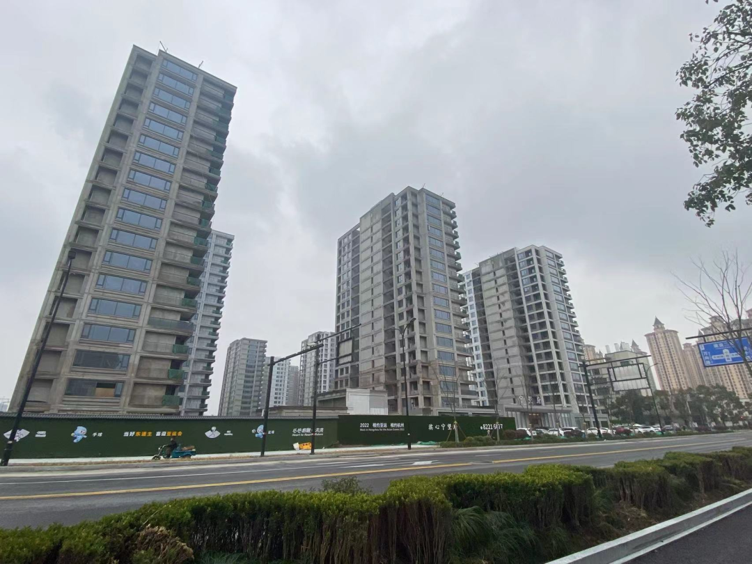 不过,这里现在已经变成了滨江新盘—滨心宁望府的售楼处,底下的楼盘