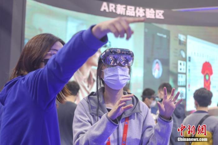 图为市民在江西南昌举行的2021世界VR产业博览会现场感受各类前沿科技魅力。(资料图) 刘力鑫 摄